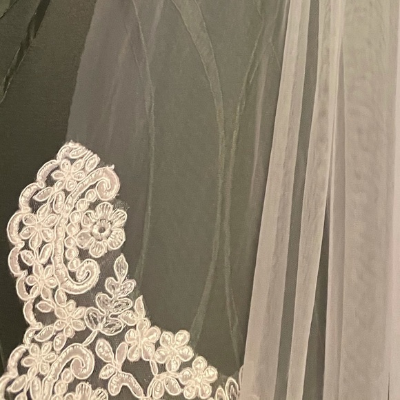 Finger tip length bridal veil. Never worn! - Picture 4 of 11